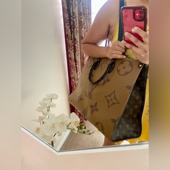 Louis Vuitton OnTheGo GM Monogram Tote in Pristine, Like New Condition - Picture 10 of 11